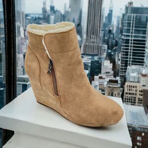 Parker & Sky Ankle Booties Women’s size 10 Khaki color. Sherpa lining. Zipper